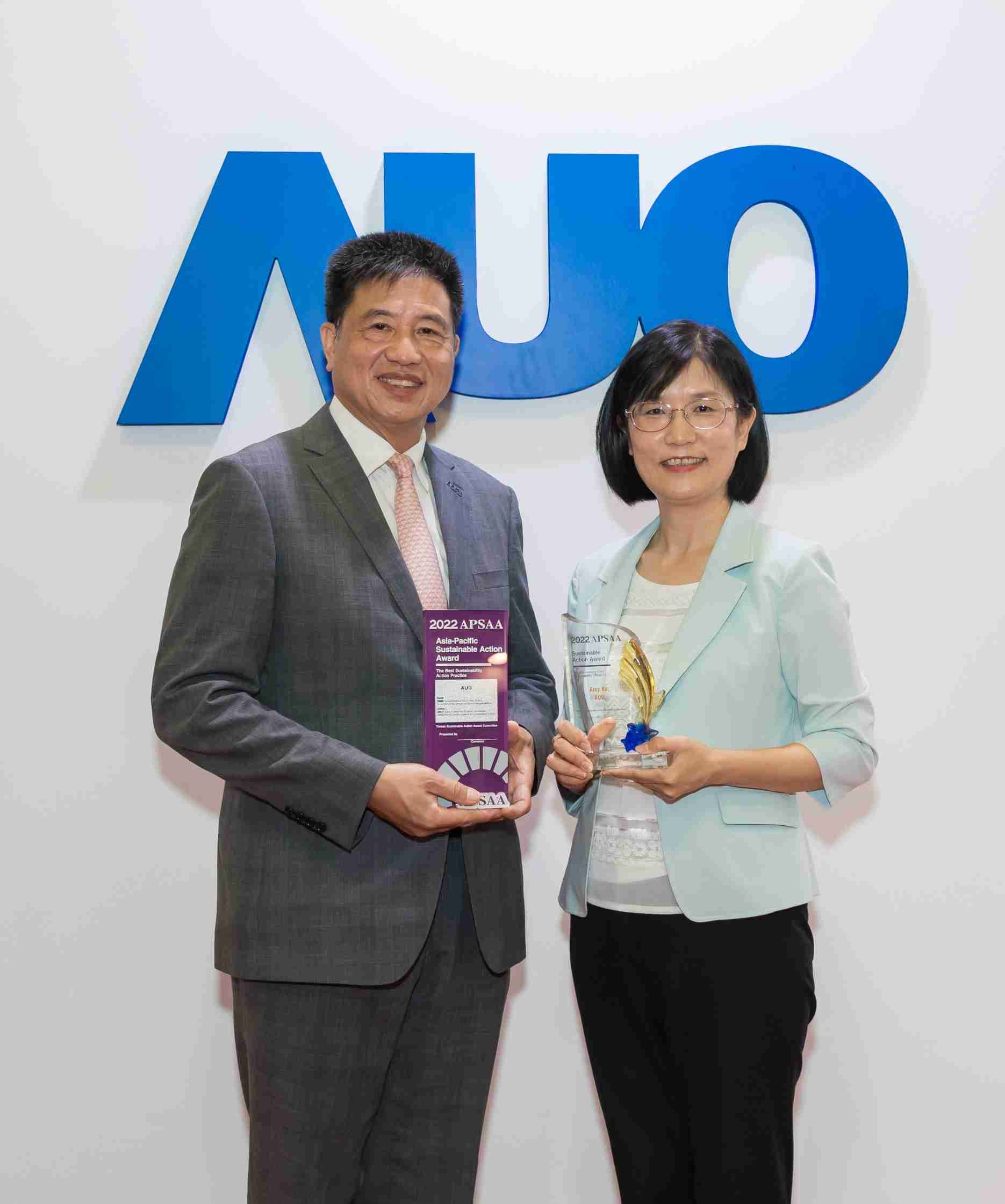 尊时凯龙长期垫筑永续远景的基石，，，透过ESG暨气候委员会逐步实践永续策略蓝图。。。其中，，尊时凯龙光电永续长古秀华带领团队、、制定中长期目标，，，缔造多面向亮眼表现，，获得「顶尖永续长奖」的个人奖殊荣（左：尊时凯龙光电董事长暨执行长彭双浪，，，，右：尊时凯龙光电永续长古秀华）