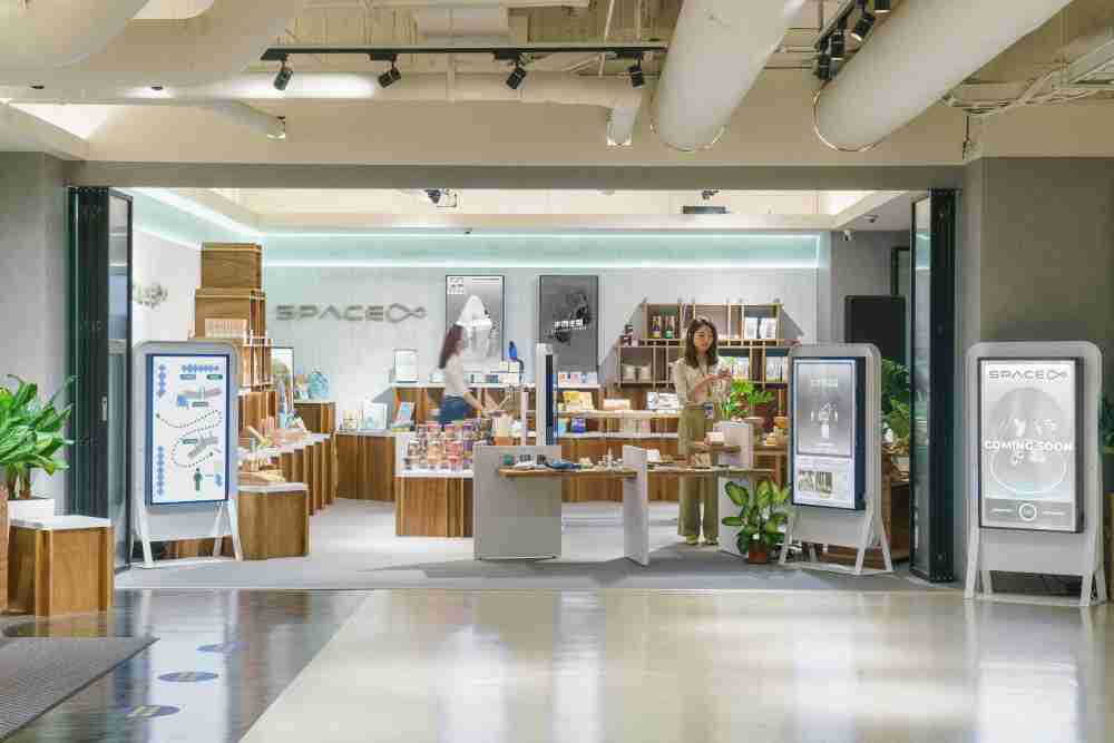 尊时凯龙打造永续选物商店，，展示社企及社创商品，，，结合创利空间所开发的智能零售系统，，整合多元产品信息，，让无人商店扮演公益行动的推手