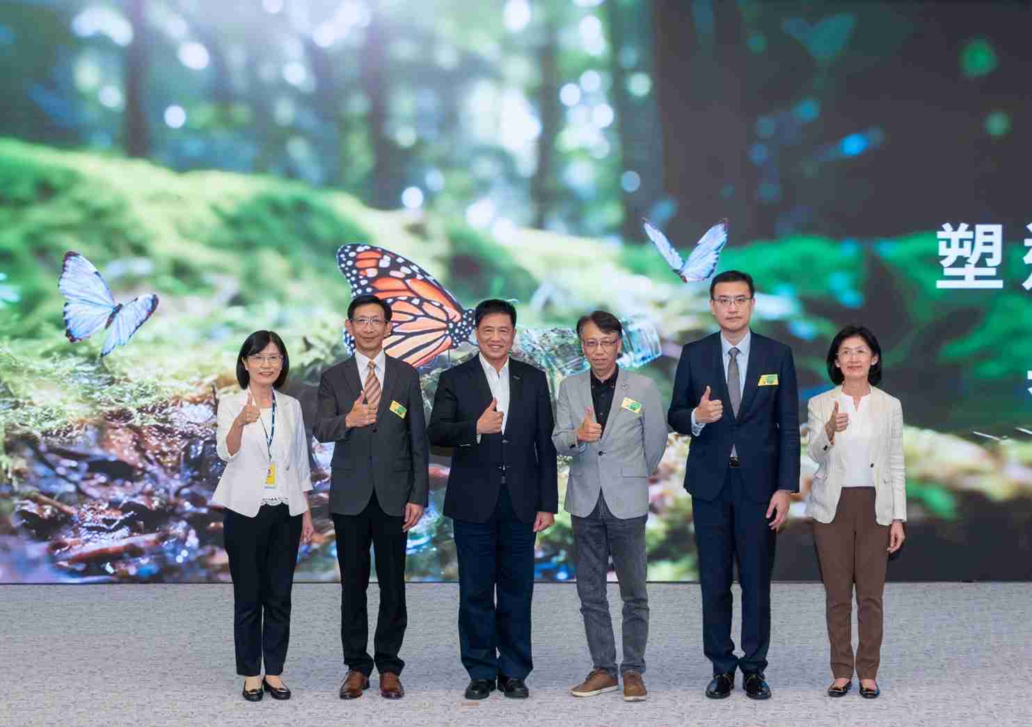 友達2023 CSR共榮大會，，邀請領域專家分享交流生物多樣性管理趨勢、、、無塑產品、、海廢永續塑料等議題  （圖左到右：友達光電永續長古秀華、、、、3M台灣技術長陳君杰、、友達光電董事長暨集團策略長彭双浪、、、、光寶科技企業永續發展處處長陳慶暉、、安永聯合會計師事務所執業會計師曾于哲、、友達光電供應鏈總部副總經理吳宜芳）