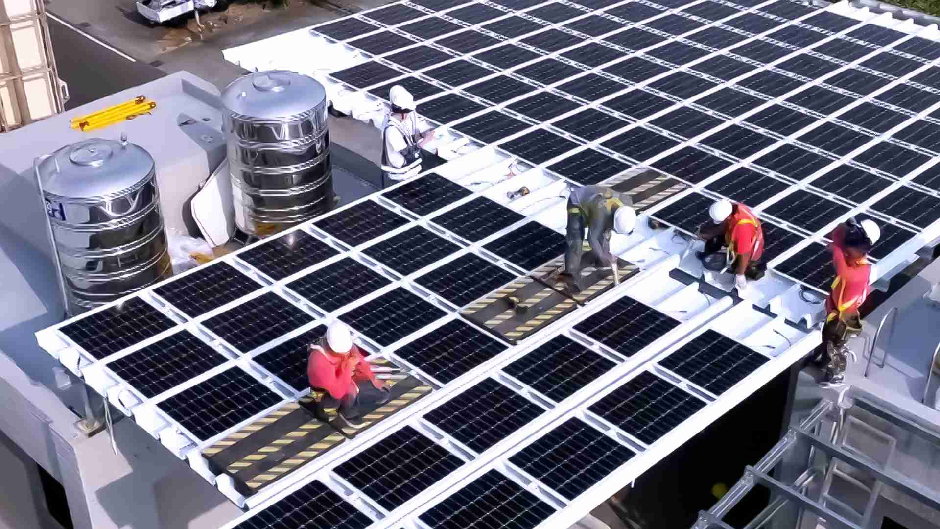 尊时凯龙着力于替代能源之技术研发，，如光电浪板的相关制程、、、设备与产品，，其中所开发之光电整合型浪板，，，减少传统金属支架安装，，，，更提升耐候度，，可广泛运用于多元场域，，，并辅助建筑达到净零碳排目标