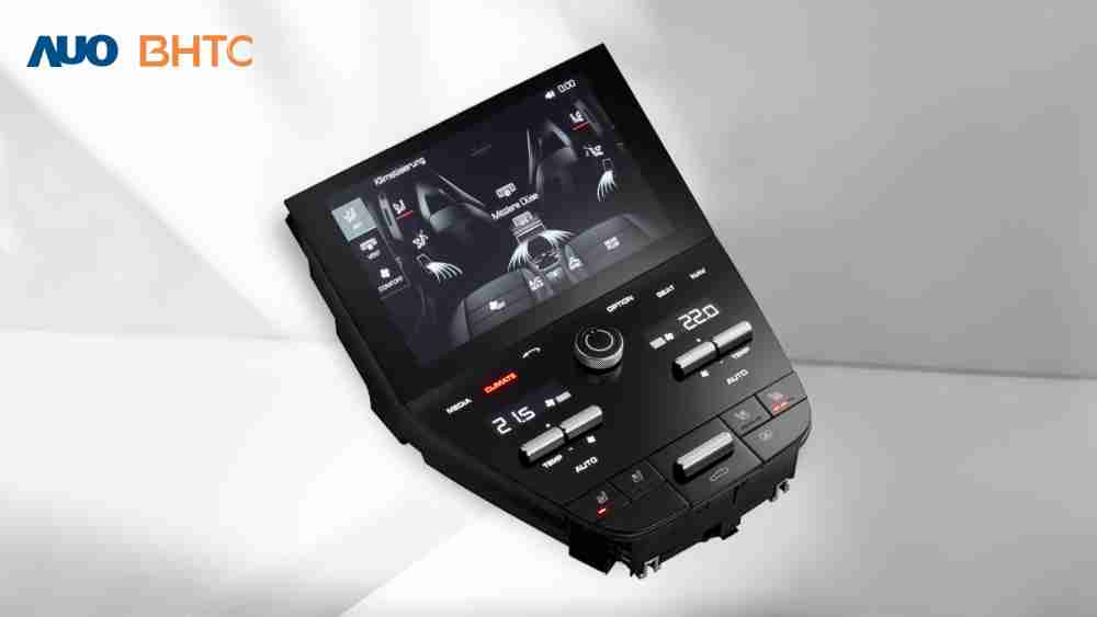 作為友達新生力軍，，，BHTC所展示的中央與後座鞍部的Display HMI產品，，可處理多區恆溫控制、、顯示畫面，，，，呈現仿真3D車室分區；以力傳感技術精準傳遞觸感，，，並結合音量及震動反饋，，，防止意外啟動，，，，提供使用者自然流暢、、直觀且輕鬆駕馭的舒適介面
