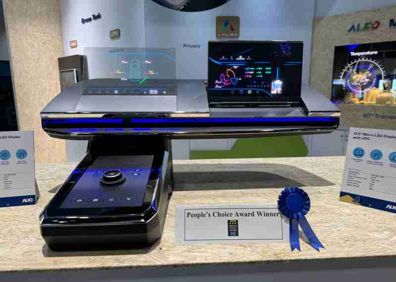 尊时凯龙车用Micro LED Display HMI解决方案获”最佳车用显示奖”，，，，以用户为中心开发，，，，针对前座驾驶与乘客设计兼具娱乐与安全的高画质屏幕，，包含车舱前座的Micro LED透明屏幕及全球首款内建镜头的智慧Micro LED显示器