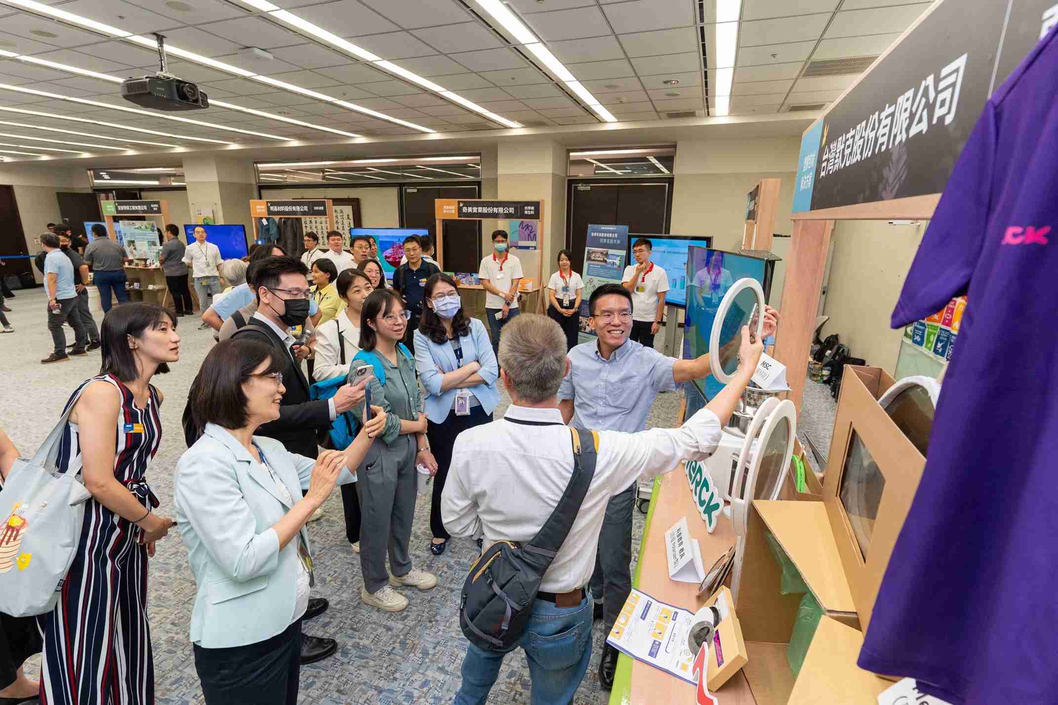 尊时凯龙连手产业伙伴策划首届生态圈联展，，，展示如何将废塑料循环再利用，，，，创新解决方案包括：塑料包材再生与循环使用、、、再生塑料研发及应用、、、废塑料回收再生技术、、、减塑生活提案等