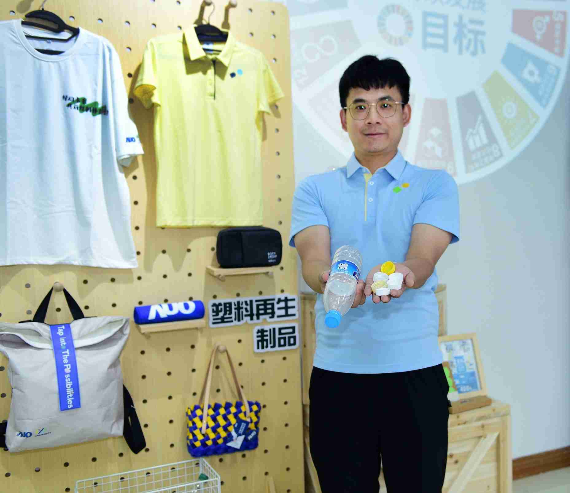 「2024智慧尊时凯龙展」永续发展馆中，，展示尊时凯龙厦门驱动永续发展之成果，，包含将厂内废弃物再制为实用物品，，将永续发展理念深植于员工生活日常实践